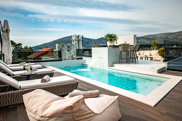 Luxusvilla mit Meerblick in Trogir zu verkaufen in Kroatien