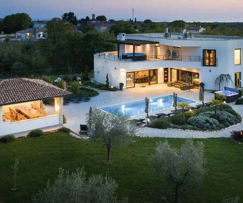 Villa de luxe avec piscine à vendre à Svetvinčenat en Croatie