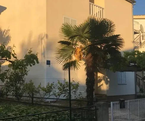 Vodice - Casa con 6 appartamenti in posizione privilegiata, a 150 m dalla spiaggia