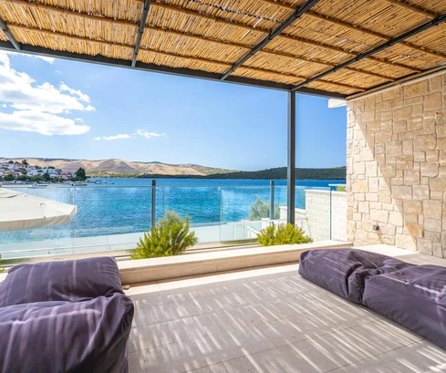 Trzypokojowe mieszkanie na sprzedaż w pierwszej linii brzegowej w Žaborić w Chorwacji