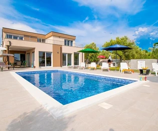 Modern villa medencével és panorámás kilátással Vodnjanban eladó Horvátországban