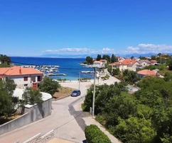 Maison d'appartements à vendre sur l'île d'Ugljan, localité de Lukoran