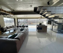 EXCLUSIVA VILLA DE DISEÑO CON PISCINA, EN UBICACIÓN TRANQUILA!