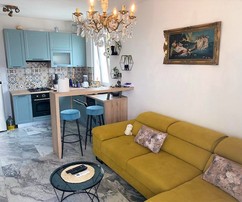 Wunderschönes Haus in der Umgebung von Split mit mehreren Wohnungen und Meerblick steht zum Verkauf