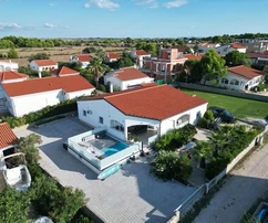 Propiedad con gran terreno, pista de tenis, piscina, a 45 m del mar