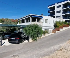 Čiovo, quartier G. au-dessus de la plage, maison individuelle de 260 m2, avec 2 appartements,