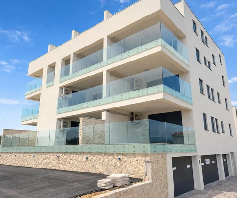 Pag, Povljana, dvoupokojový byt ve špičkové novostavbě, zahrada, 87,27 m²