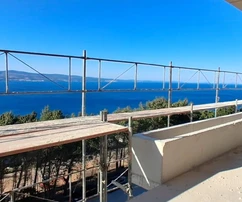 Omiš, trojizbový byt v novostavbe na tichom mieste obklopenom zeleňou, 83,53 m²