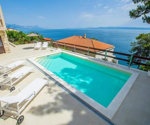 Villa con piscina in vendita in seconda fila dal mare a Selca in Croazia