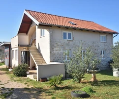 Vodice – Terrain agricole avec maison, oliveraie et bâtiments annexes