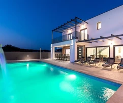 Istria, Pula: Modern villa with pool and expansive garden for sale
