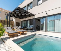 Chalet adosado con piscina en venta en Privlaka, Croacia