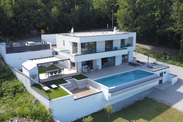 Moderne Villa mit Pool in Lovran zu verkaufen in Kroatien