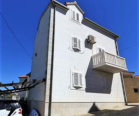 Tengerparti ház Brač szigetén, két különálló lakással, eladó