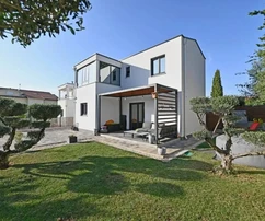 Istria, Poreč – casa inteligente con jardín y jacuzzi