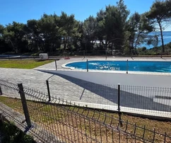Seget Vranjica, apartamento de 4 habitaciones en tres plantas de 164 m2 + jardín de 190 m2 con piscina privada