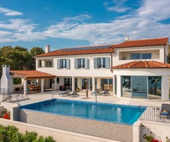 Luxusvilla Šibenikben, közvetlenül a tengerparton, saját medencékkel