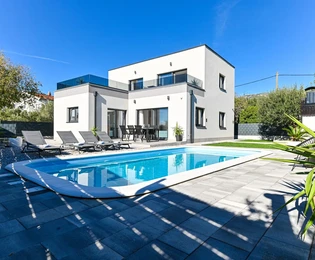 Kaštela, newly built house with pool and sea view