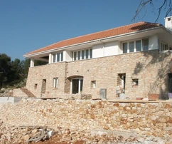 Luksusowa willa z kamienia z basenem na sprzedaż na wyspie Brač w Chorwacji