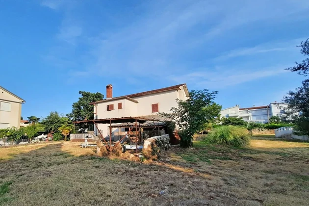 DETACHED STONE HOUSE IN AN ATTRACTIVE LOCATION, 400 M FROM THE SEA!