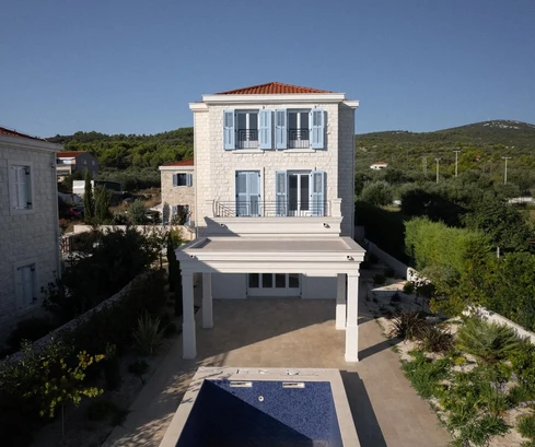 Pašmanon közvetlenül a tengerparton villa eladó Horvátországban