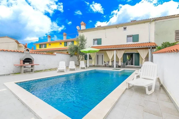 Istria, Pula, charming holiday house 155 m² with pool