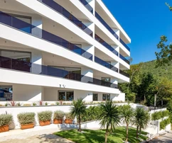 NOUVEL APPARTEMENT DE LUXE AVEC JARDIN, DANS UN EMPLACEMENT ATTRACTIF, À 500 M DE LA PLAGE !