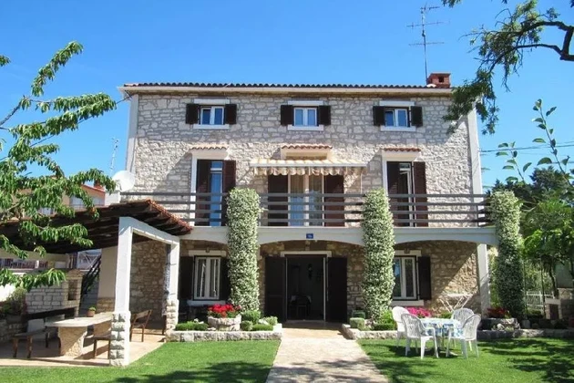 Maison en pierre d'Istrie avec un beau jardin, située en première ligne face à la mer, Umag, ISTRIE.