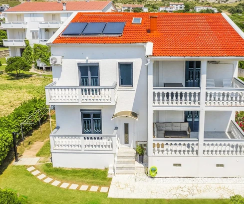 Immeuble de huit appartements à vendre à Pag près de la mer en Croatie