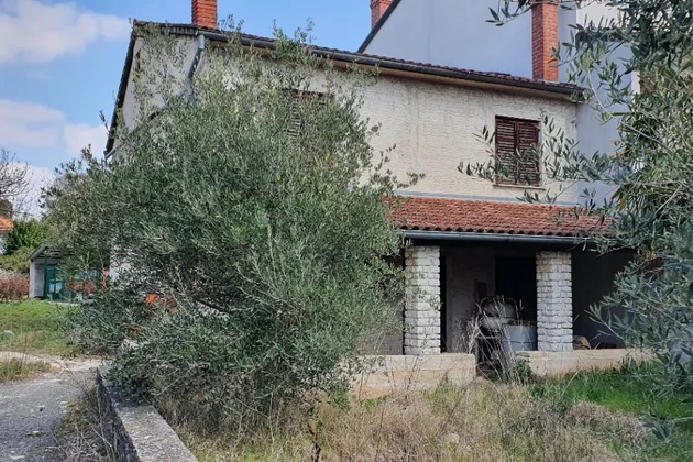 Istria, Kanfanar: Casa in pietra con potenziale per giardino