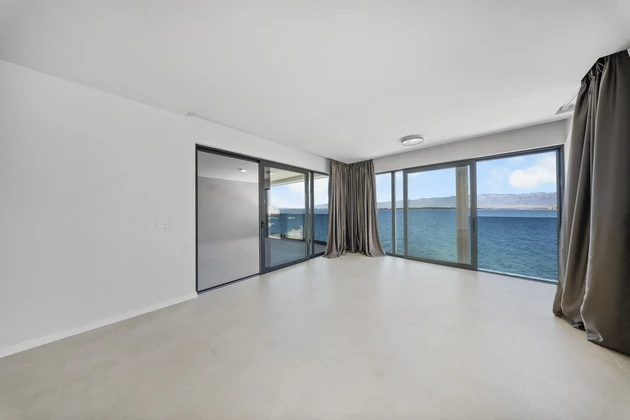 Zadar, Privlaka, apartamento de lujo de tres dormitorios, primera línea de mar, 112,90 m²