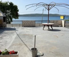 Trogir, Saldun, bliźniak 430 m2, garaż, pierwsza linia brzegowa, 20 m od plaży