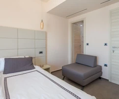 Luxusvilla eladó mindössze 80 méterre a tengertől Gradacban Horvátországban