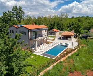 Lenyűgöző villa tágas kerttel, gyönyörű természettel körülvéve, Kaštelir, ISZTRIA