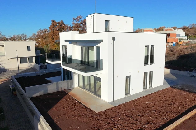 Maison jumelée à vendre à seulement 500 mètres de la mer à Brtonigla en Croatie