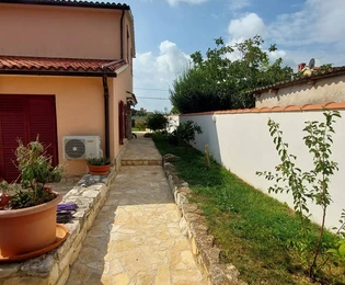 Spaziosa casa con appartamenti e vista sul mare disponibile per l'acquisto in Croazia