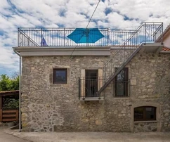 REFURBISHED STONE HOUSE WITH A ROOF TERRACE, IN A QUIET LOCATION!