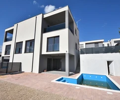 New semi-detached house on 3 floors, with a pool and garden - 700m from the beach