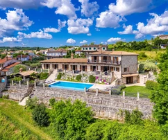 In esclusiva – Bellissima villa rustica con vista panoramica sul paesaggio istriano e sulla città di Motovun