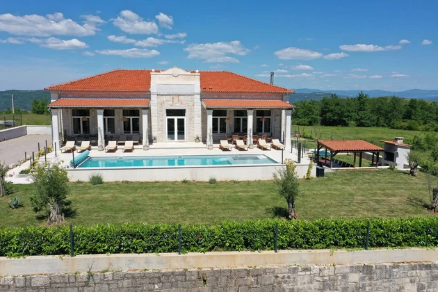 Villa ristrutturata con piscina in vendita a Visinada in Croazia