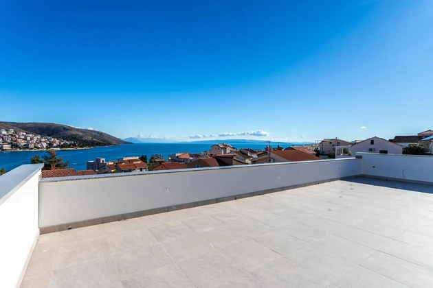 Čiovo, Okrug Gornji, attico con tre camere da letto, ampie terrazze e vista mare, 88,57 m²