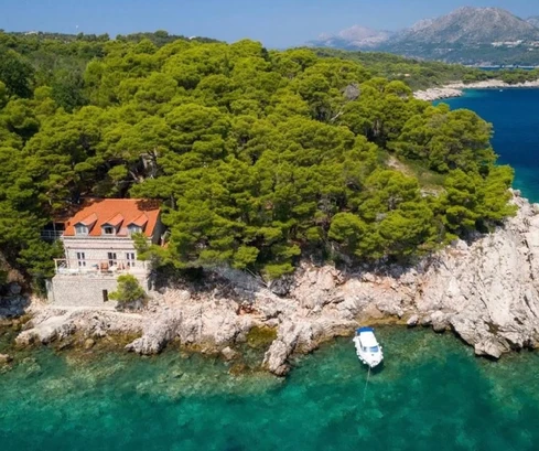 Vila na prodej v první linii u moře na ostrově Koločep v Chorvatsku