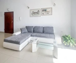 Trogir, appartamento confortevole con 1 camera da letto di 50,14 m2 con posto auto, a 400 m dal centro