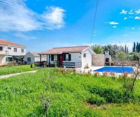 Charmantes Haus mit Pool in Grohote auf Šolta zu verkaufen