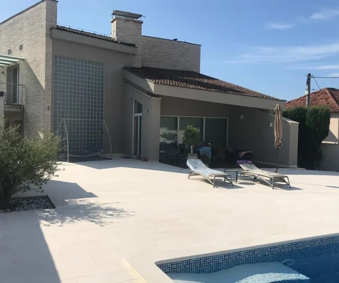 Krásny dom s bazénom na predaj v Zadare v Chorvátsku