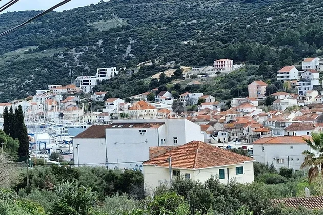 <p>Marina, terrain constructible de 1948 m2, proche du centre, électricité, eau, route asphaltée</p>