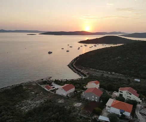 Isola di Ugljan Guduće seconda fila dal mare