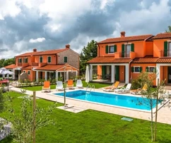 Istria, Rabac: Casa pintoresca con vistas al casco antiguo