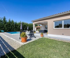 Istria, zona de Poreč, casa independiente con piscina en venta