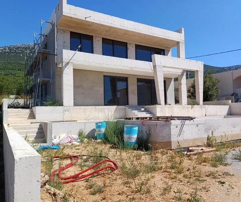 K. Stari, Einfamilienhaus 238m2 mit Schwimmbad und Garten 400 m2